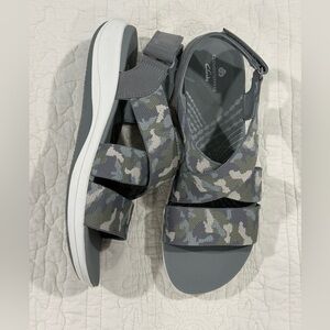 Cloudsteppers by Clarks Gray Sandals Womens/Femmes Size 11 W Camo